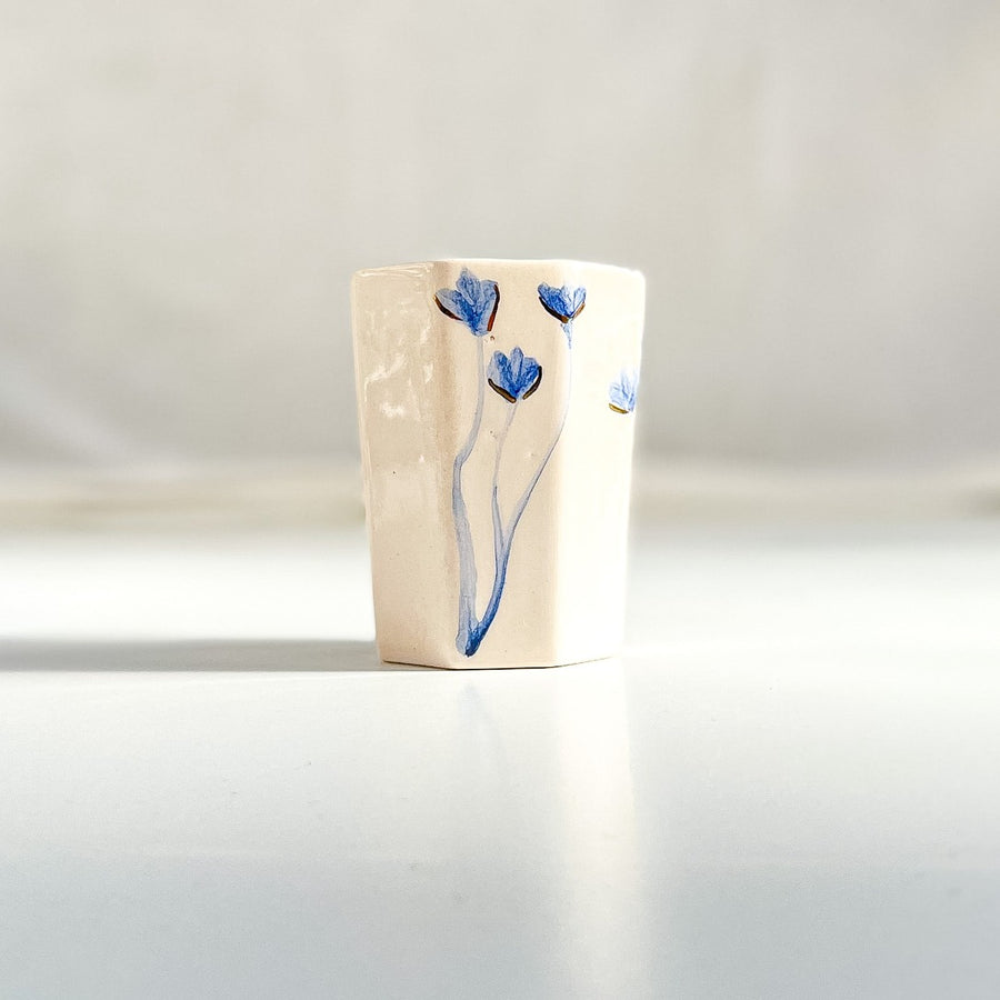 Mavi Kır Çiçeği Desenli Altın Dekorlu Porselen Bardak