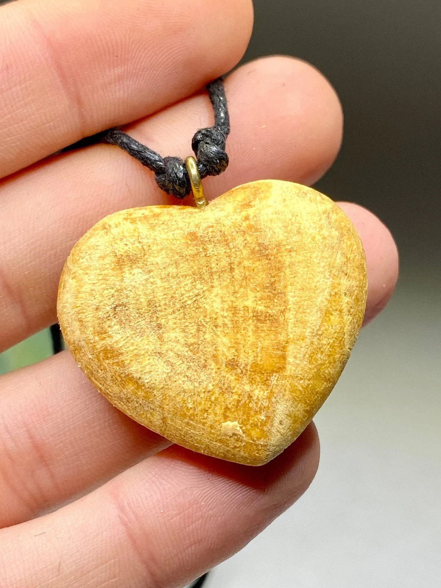 Sevgi Enerjisi: Palo Santo Kalp Kolye