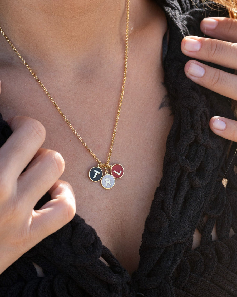 W HARFİ SİYAH GÜMÜŞ KOLYE